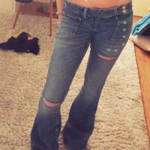 Lågmidjade jeans med hål - INTRESSEKOLL!!!! Super snygga lågmidjase jeans med hål och slitningar som tyvärr inte passar mig längre lika bra så därav funderar jag på att sälja dem💕bra skick