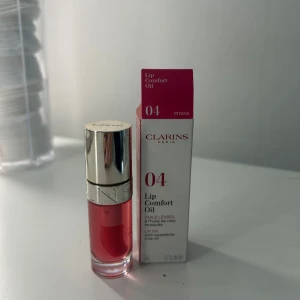 Clarins Lip Comfort Oil 04 Pitaya - Clarins Läppolja i nyansen 04 Pitaya. Är självklart oanvänt. Bara aldrig fått andvändning av. Köptes för 340❤️