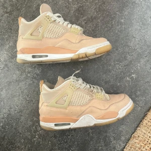 Nike Air Jordan 4 shimmer - Snygga Nike Air Jordan 4 shimmers. Klassisk Jumpman-logga på plösen, vita snören och synlig luftdämpning i sulan. Perfekta för dig som gillar streetstyle och unika färgkombos. Skorna är använda och behöver en rengöring.