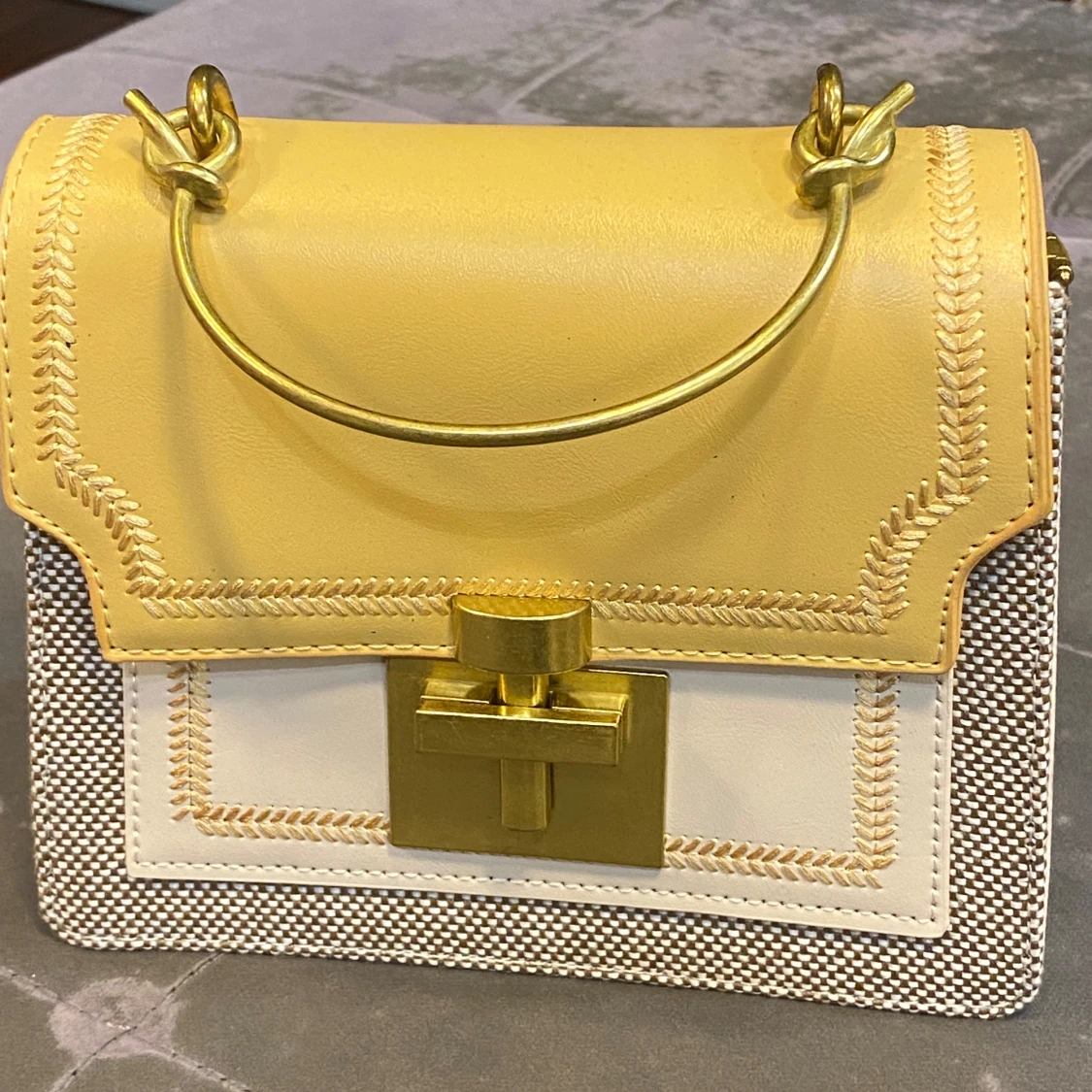 Gul och vit handväska med gulddetaljer - 1