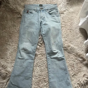 Ljusblå bootcut jeans från Crocker - Lågmidjade ljusblå jeans storlek xs/s
