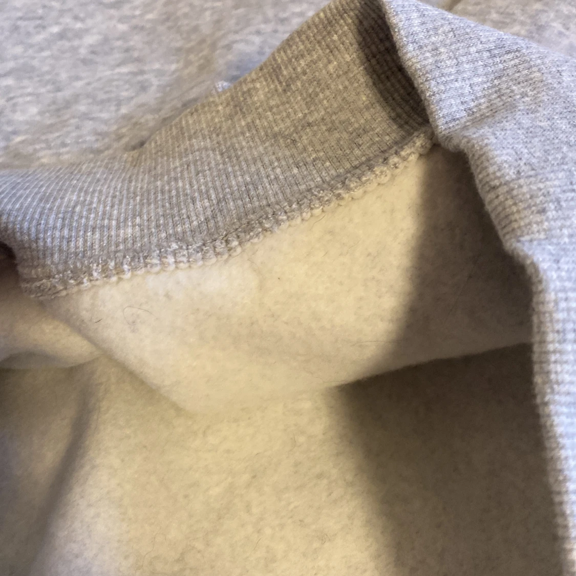 Grå hoodie från H&M med huva - 4