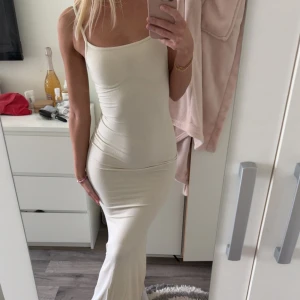 Ljus ribbad långklänning från Skims - Supersnygg ljusbeige långklänning från Skims i ribbat material. Den sitter perfekt och framhäver figuren. Limited edition färg. Creamfärg. 