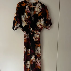 Byxdress - Blommig byxdress från Y.A.S i storlek S. Sparsamt använd, som ny. Öppen rygg som man ser på bilden. Har varsin ficka framtill på sidorna. 