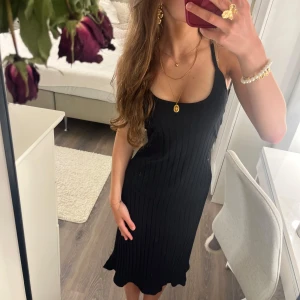 Svart ribbad klänning  - Svart ribbad klänning i storlek XS. Klänningen har slits längst ner och super fin med tunna band upptill💗 Skriv om du har fler frågor❤️ (knappt använd)