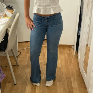 blåa jeans - väldigt snygga blåa lågmidjade bootcut vintage jeans ! Knapparna påminner om 90s jeans! lite för små för mig . Storlek 10 men skulle säga S :)