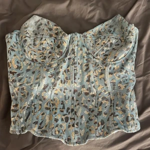Leopardmönstrad glittrig korsett topp - Jätte söt korsett topp med dragkedja i ryggen. 