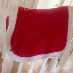 Jul schabrak till häst❤️ - Aldrig använt och haft typ 2 år🙈 men aja helt nytt och fint inga skador! Storlek full!