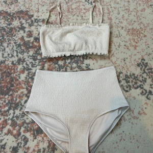 vit bikini med volang - superfin vit bikini från Monki i storlek xs❤️! perfekt nu till sommaren!!