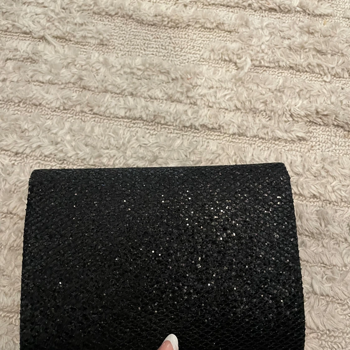 Svart glittrig kuvertväska med kedja - 1