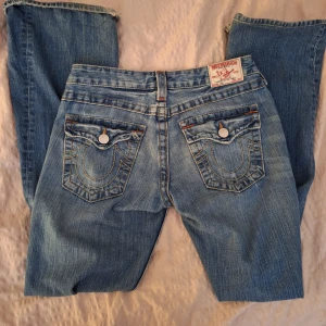 True religion  - Säljer mina sjukt snygga true religion jeans i storlek w28 🫶🏼 de är lågmidjade och bootcut/flare, knappt använda därav inga synliga defekter! Kom med prisförslag 💞