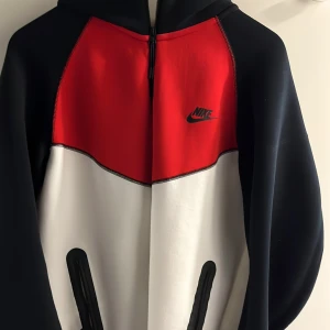 Nike tech - Nike tech röd svart och vit äkta och aldrig har använt 