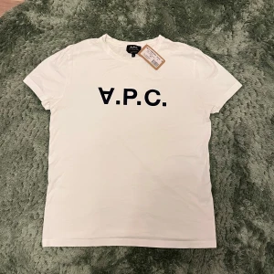 A.P.C tshirt - Säljer en A.P.C tisha i nyskick. Tröjan kommer med orginalpåse och är i nyskick. Skriv vid funderingar!