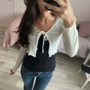 Vit croppad kofta med knyt - Jättesöt vit croppad koft/ bolero knyt framtill. Perfekt att slänga över ett linne eller klänning. Använd endast en gång. Pris pak diskuteras 💕