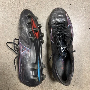 Mizuno fotbollsskor - Knappt använda inget slitage. Mizuno FG fotbollsskor. Går ner i pris vid snabb affär