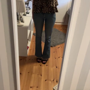 Blå bootcut jeans med hög midja - Snygga blå jeans med bootcut-modell och låg midja. 