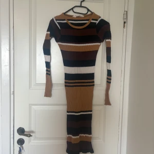 Randig långklänning  - Säljer en lång, ribbad klänning, Jage osäker på märket då lappen är suddig, men den är i st S och sitter väldigt fint🐣