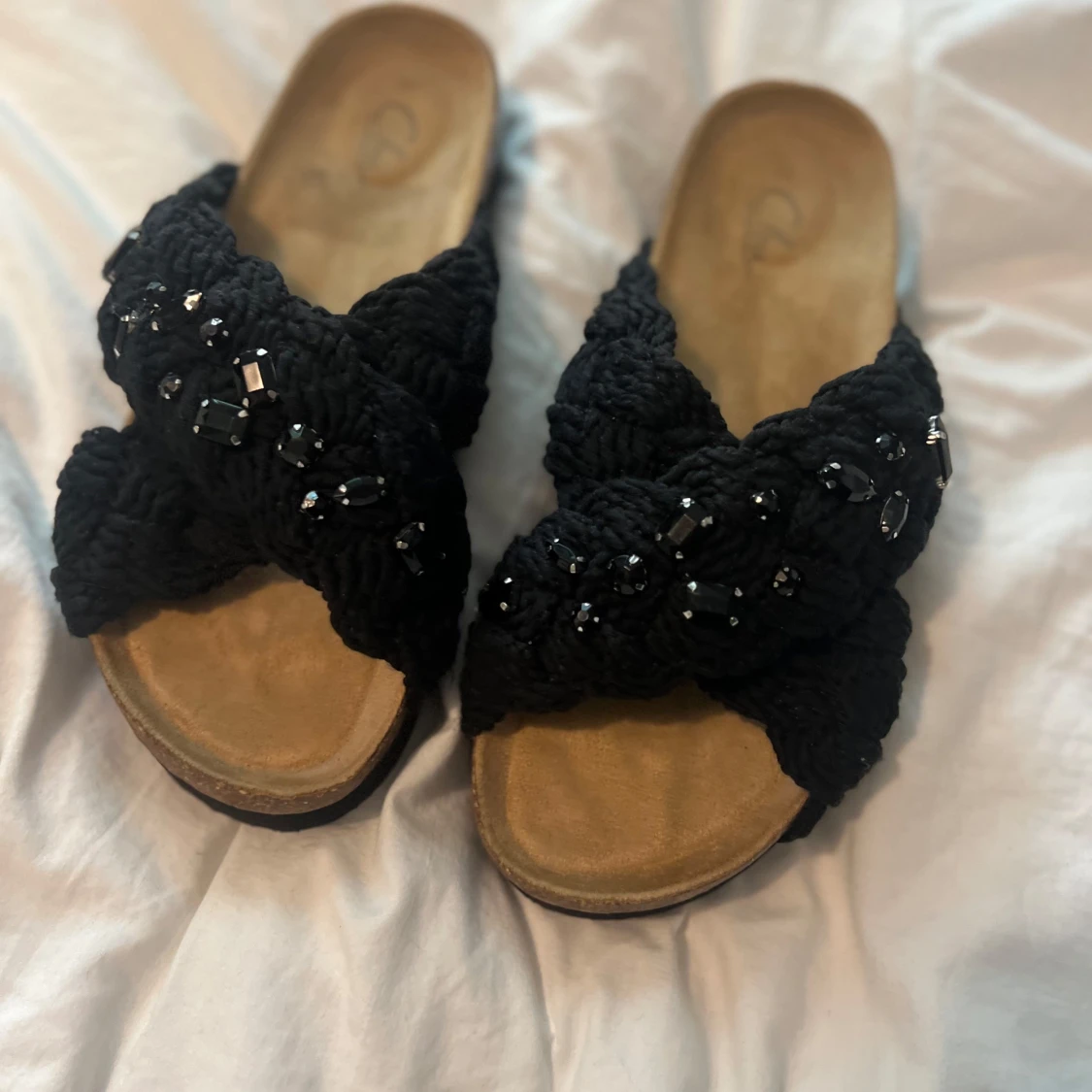 Svarta sandaler med pärldetaljer