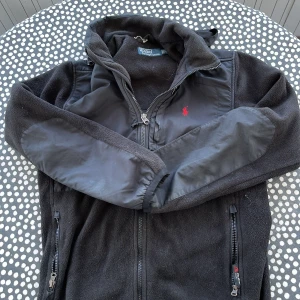 Fleecejacka Ralph Lauren - Säljer min tvär feta Fleece jacka från Ralph Lauren! Den här är perfekt för höst och vår väder! Skick: Acceptabelt| Defekter: Sömnen vid fickan har gått sönder lite, kolla bilder!| Storlek: S Säg tilm om ni har frågor! ✌️🍂