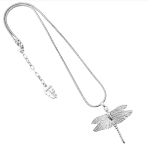 Silvrigt trollsländ halsband från Ioaku -  Säljer mitt trollslända halsband från Ioaku då det inte kommer till användning. På hemsidan är halsbandet slutsålt och kostar 500kr men säljer för 299kr💕