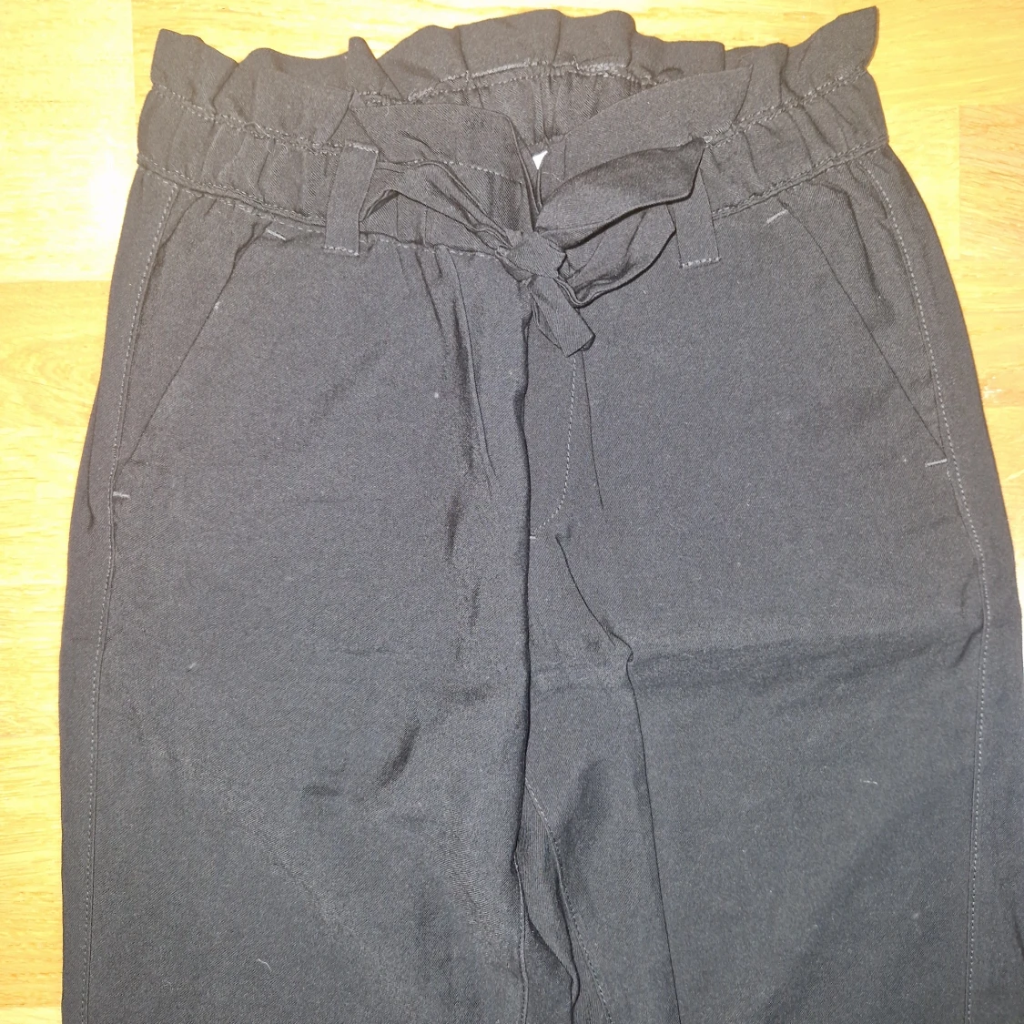 Svarta byxor med knyt i midjan - 1