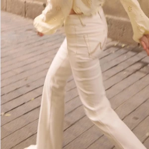 Vita low waist bootcut jeans - Super snygga vita bootcut jeans från Nelly!💞 säljer dessa då de aldrig kommit till användning eller varken passar så bra på mig. Storlek: 32💕