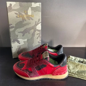 Valentino rockrunner - Riktigt snygga valentino rockrunners. De är vinröda i färgen och är sjukt bra skick. De är enkla att styla och passar till de mesta. Allt og medföljer