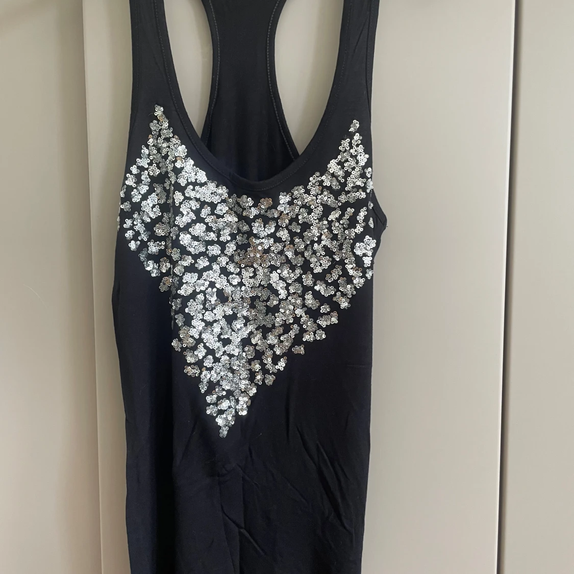 Svart linne med silvriga paljetter