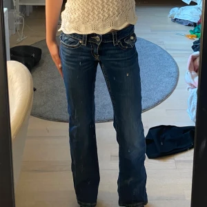 Mörkblå bootcut jeans med fickdetaljer - Snygga mörkblå jeans med fickor där bak , säljer då dom är för små 🤗