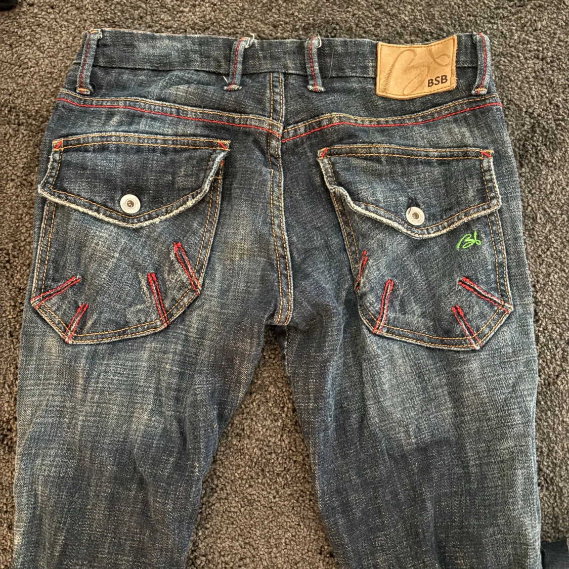 BSB jeans med röda detaljer - 2