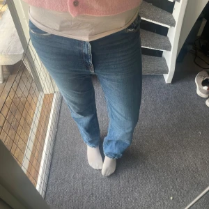 Blå raka jeans i klassisk modell från Bershka  - Säljer ett par blå jeans med rak passform och normal midja. Jeansen har klassiska fem fickor och är gjorda i ett tåligt denimtyg. Perfekta för dig som gillar en tidlös och avslappnad stil. Om det är så att du har några frågor är det bara att höra av sig💗
