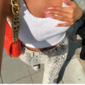 Jeans med ormmönster - Säljer dessa snygga, raka jeans från Zara med ormmönster. I nyskick 