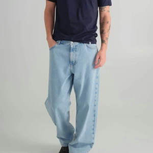 Baggy ljusblå jeans Sweet SKTBS(pris diskuterbart) - Säljer ett par riktigt baggy sweet SKTBS jeans i ljusblå denim. Klassisk femficksmodell med raka, vida ben och hög midja. Perfekta för dig som gillar loose fit och retrovibe. Materialet är 100% bomull och jeansen har en avslappnad, oversized känsla.