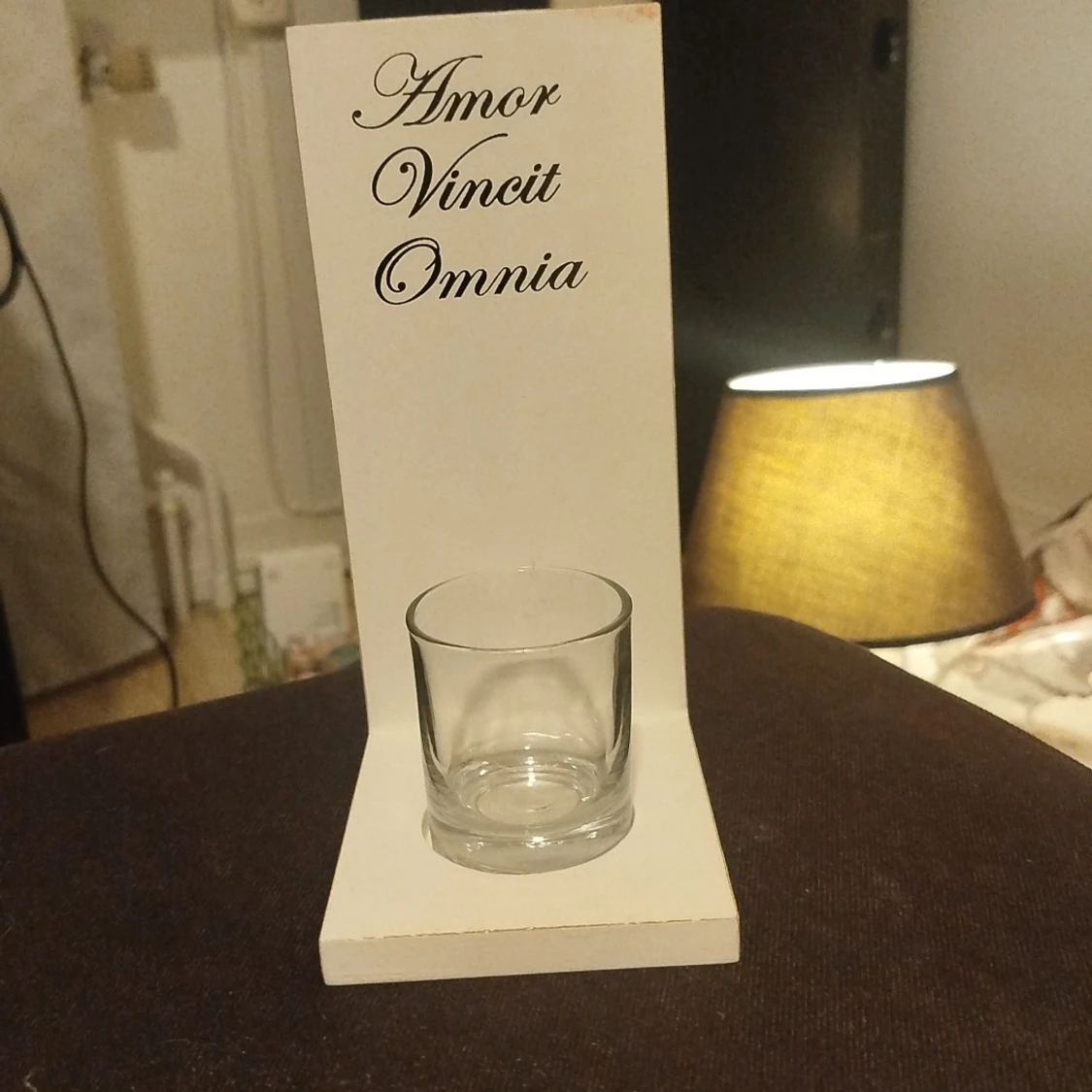  Ljushållare med texten 'Amor Vincit Omnia'. Helt ny. 