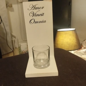  Ljushållare med texten 'Amor Vincit Omnia'. Helt ny.  -  Ljushållare med texten 'Amor Vincit Omnia'. Helt ny. 