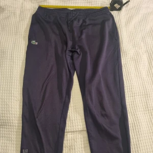 Byxor Lacoste Sport - Byxor Lacoste Sport. Se bilder för mått. Se gärna även mina andra annonser och skapa bundles. 