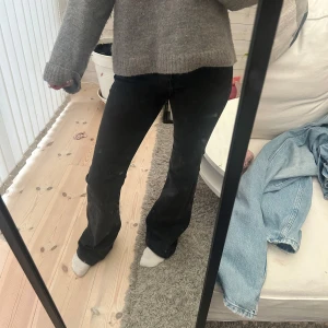 Svarta bootcut jeans - Säljer ett par svarta lågmidjade bootcut jeans som bara är provade, storlek 32. Kontakta mig för fler bilder eller köp💕💕