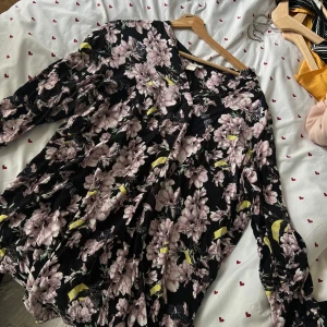 Sommrig blus med knappar - Säljer en jättefin sommrig blus med knappar! Hör av dig om du har frågor!❤️