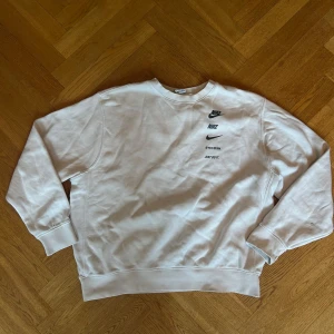 Box Fitted Sweatshirt NIKE - Vit Box Fitted Sweatshirt från NIKE  Unisex använt skick  Storlek L passar S-L  Se bild på Flaws 👕