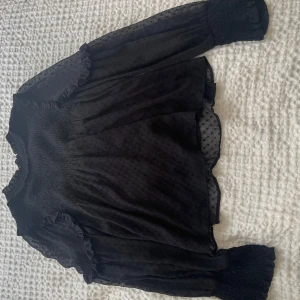 Svart blus - Supersöt blus som passar både till skola och fest!