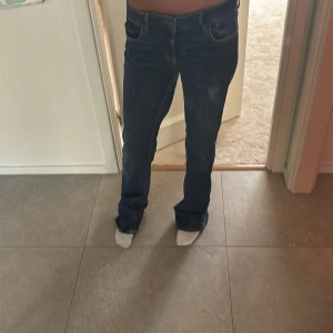 Blå bootcut - Säljer ett par klassiska blå jeans med utsvängda ben och normal passform. Jeansen är för stora för mig så ha de i åtanke att dom inte sitter såhär i vanliga fall.