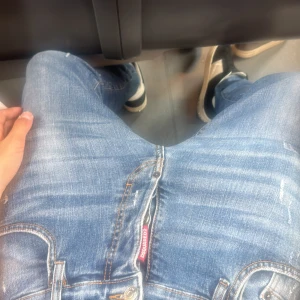 Blå Dsquared2 jeans med skinny fit - Säljer ett par blå jeans från Dsquared2 med skinny passform. Jeansen har klassisk femficksdesign, snygga slitningar och Dsquared2-logga vid gylfen. De är tillverkade i stretchig denim som sitter tajt och bekvämt hela dagen. Bättre bilder kan fixas vid intresse! Använda 2 gånger köpt på minto 
