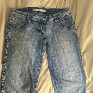 Lowaist bootcut jeans  - Snygga lågmidjade bootcut jeans, jag säljer dom för jag rensar min garderob och dom tar bara plats 💞 skriv om du har frågor 🩷