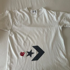 Vit CDG x Converse t-shirt - Limited edition CDG x Converse. Passar bäst för S men även XS.