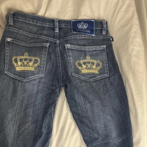 Äkta Victoria Beckham jeans  - Snygga Victoria Beckham jeans, dom var straight jeans innan men jag sydde ut som till bootcut. Dom är lågmidjade. Jag säljer dom billigt för att det är hål ( kolla sista bilden) men dom går att lämna in hos en skräddare!!🩷