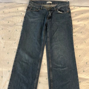 Blå straight jeans från Perfect Jeans - Säljer ett par klassiska blåa jeans från gina tricot. Jeansen är midwaist och raka i benen💕