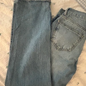 Blåa raka jeans - Säljer dessa blåa jeans från gina tricot då de är för små. Dom är midwaist med raka ben