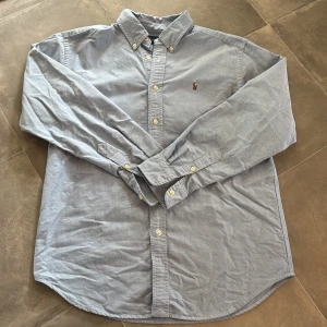 Ralph Lauren skjorta GE PRISFÖRSLAG  - Skick: 10/10 | Storlek: 16 | Motsvarar XS/S | Passar perfekt för dig som är 165-170 | Nypris: 1500 | Mitt pris: Ge prisförslag | Hör av er vid frågor. 