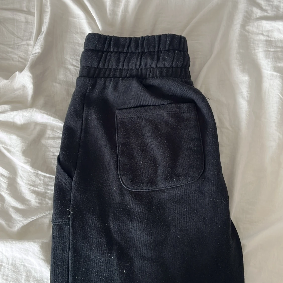 Svarta mjukisbyxor med snörning