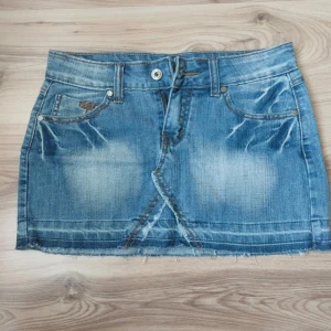 Jeanskjol - En as snygg mini jeanskjol! Inga defekter alls. Perfekt för alla tillfällen! Vintage! Storlek: 28 i waist som motsvarar en S